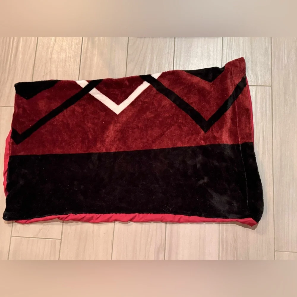 King size pillow case Red Black Geometric no stains